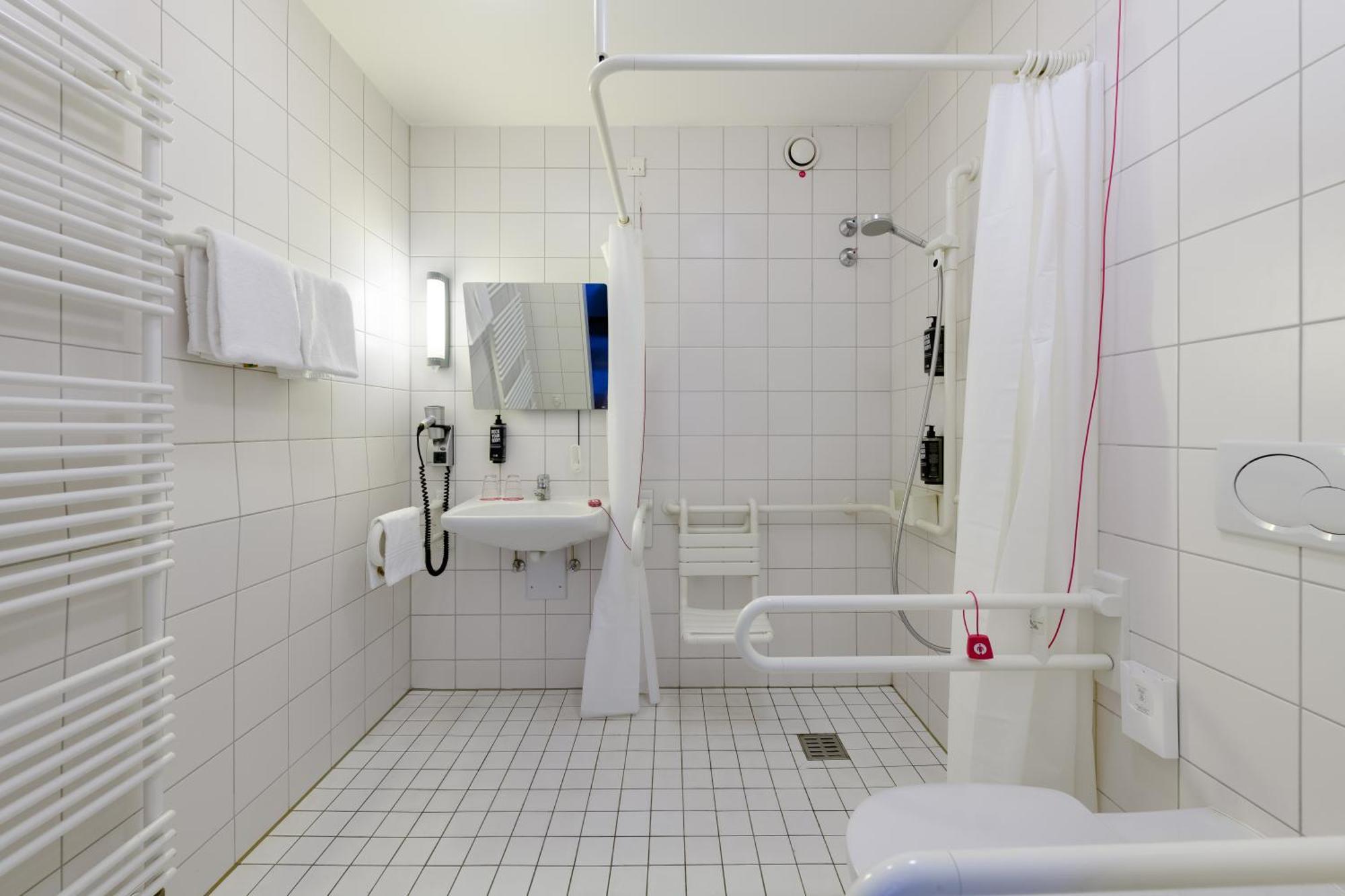 Ibis St. Pauli Messe Hotel 3*